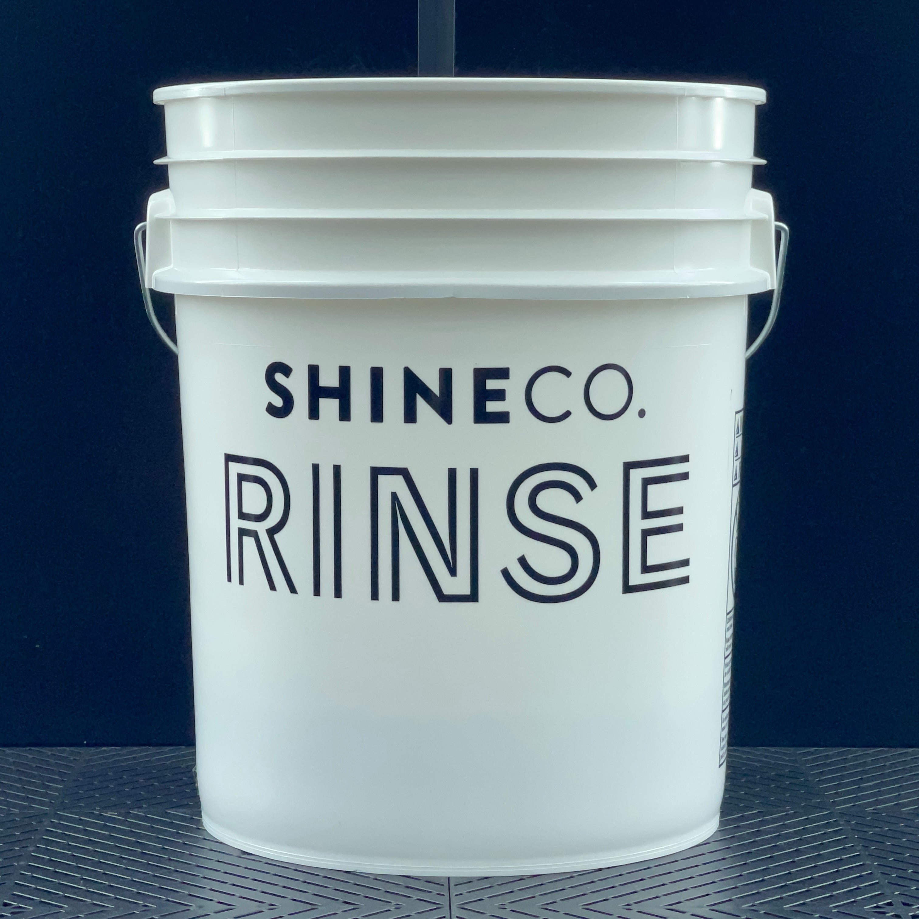 SHINE CO. RINSE BUCKET WITH DIRT LOCK FILTER – Shine Co.